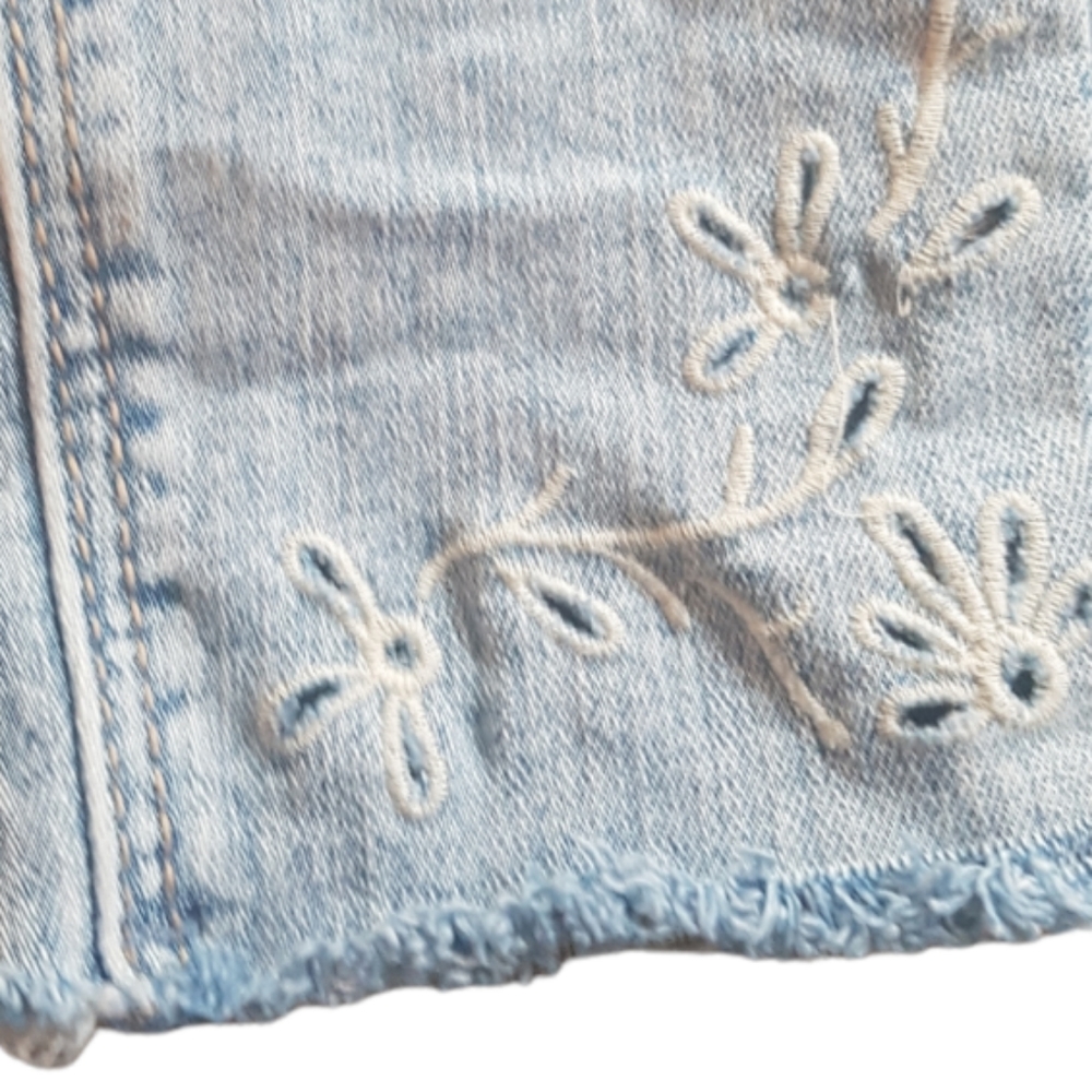 💫HOST PICK💫❤Whitewashed jeans with embroidery at the hems size 4